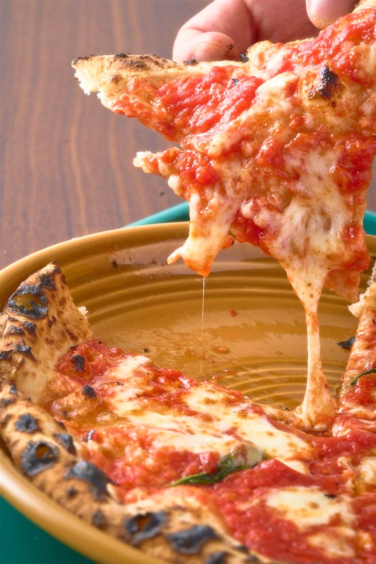 PITAPIZZAの自家製酵母マルゲリータ（窯焼き・チーズの伸び）